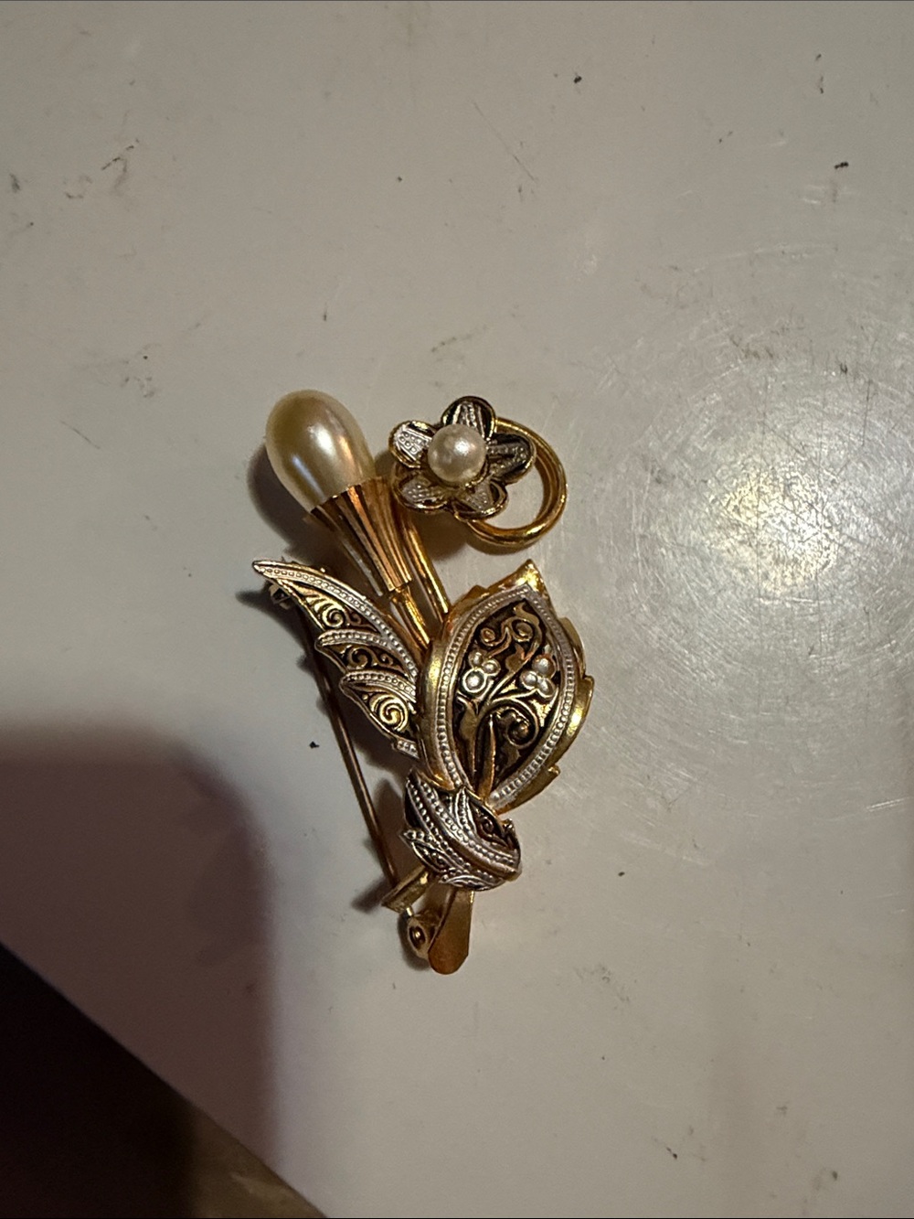 Vintage-Inspired Gold Tone Brooch with Faux Pearl Accents